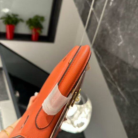 Classic Hermes Bag: A Stylish and Versatile Choice for Elegance - Picture 5 of 5